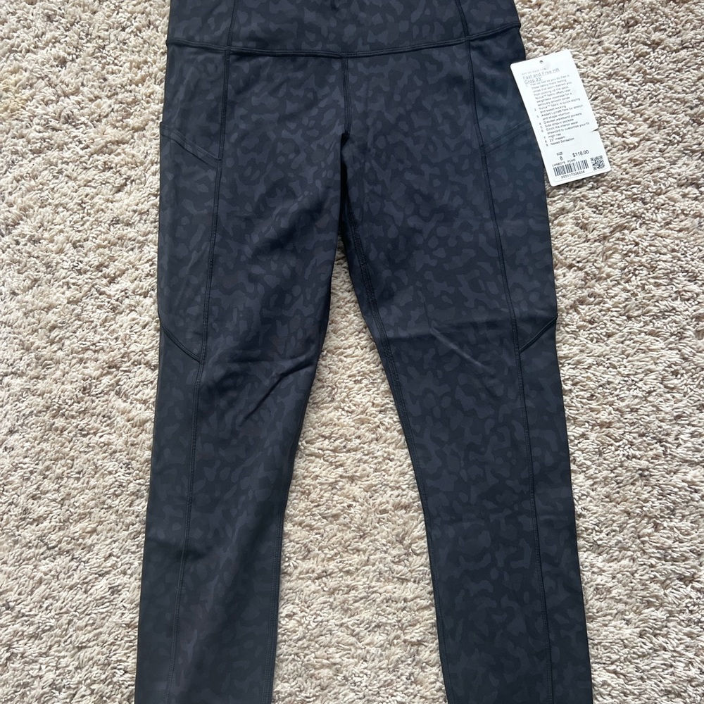 NWT Lululemon Camo Fast and Free HR Crop 23 inches. Size 8.